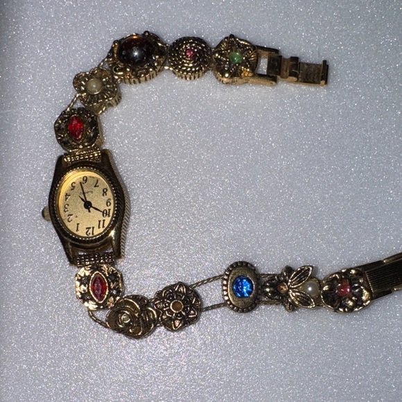 Vintage Avon fashion Wristwatch with gemstone accents and a gold tone chain - Picture 5 of 5